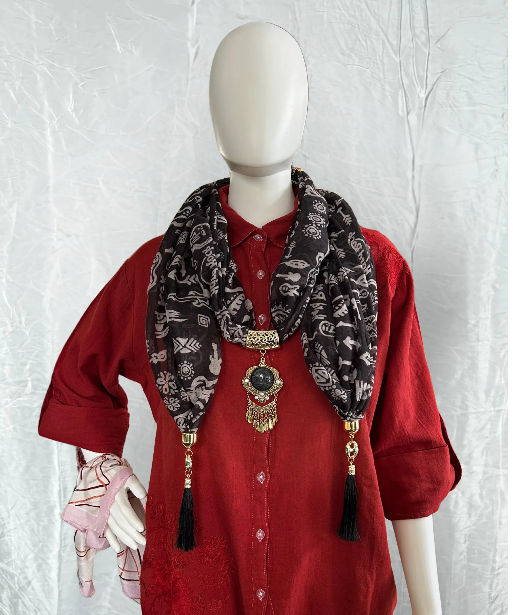 11-1 Scarf With Pendant - Image 1
